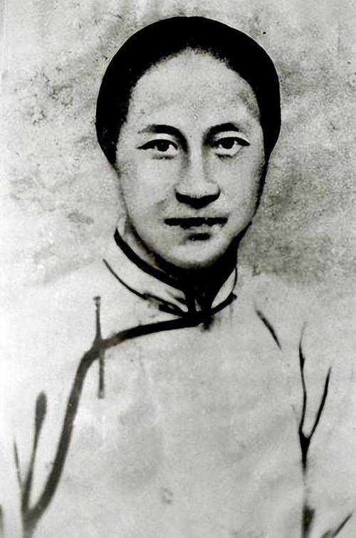 她发誓终身不嫁,却被人苦追13年,40岁收获婚姻,12年后守寡余生