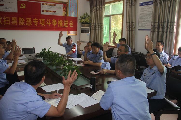 衡州监狱党委委员,副监狱长刘衡同志和戴金定同志以支部普通党员身份
