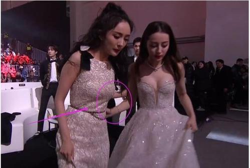 迪丽热巴突然被点名上台,谁注意到杨幂的动作?两人关系一目了然