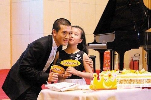 网友曝光杨子10岁女儿近照 丹凤眼模样清秀