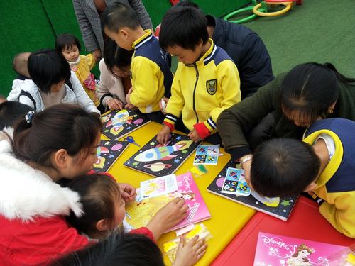 龙台幼儿园大班"趣味粘贴画"亲子活动