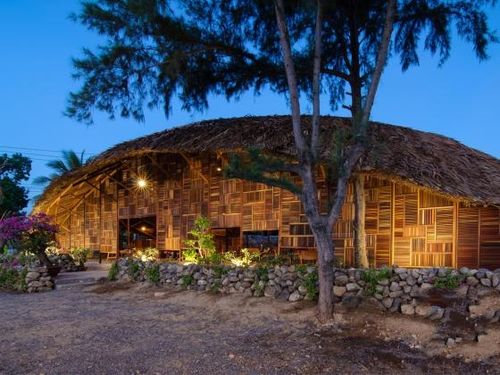 芽庄环形咖啡店 木材边角料搭成的建筑