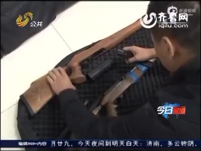 在德城刑警城北中队,教导员李广拿着收缴的一杆剑健卫小口径步枪