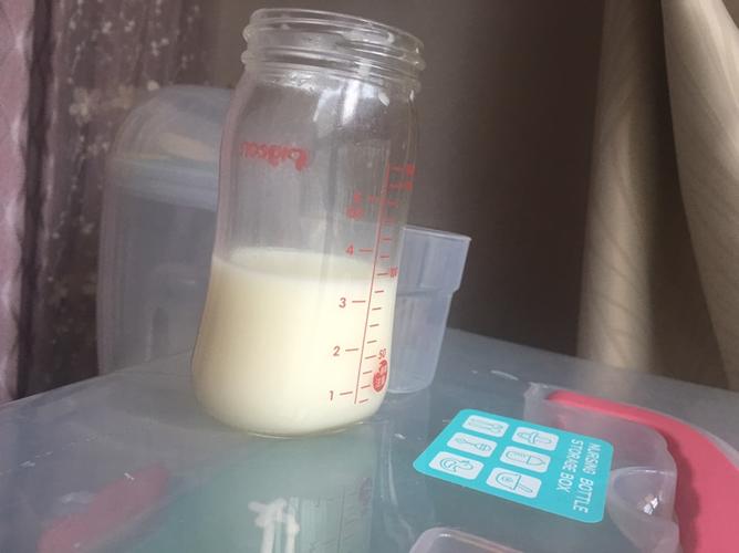 这个是冰冻母乳解冻后烫过的是这个颜色且有股说不出的气味不是臭