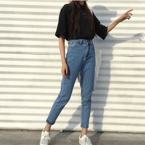 将上衣扎进裤子里