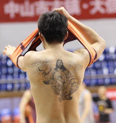 至少姚明,王治郅,易建联这几个领军人物身上都没有纹身,而周琦,郭艾伦