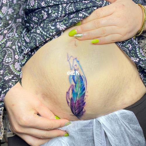 羽毛遮盖剖腹产疤妊娠纹|烟台纹身|烟台刺青_纹身_刺青_剖腹产_妊娠纹