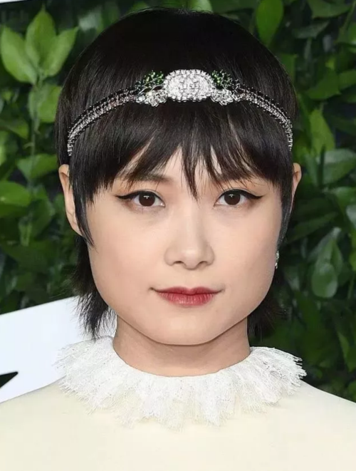 李宇春终于丢掉男孩气, 穿蕾丝白裙美成仙女, 水晶发带真有女人味