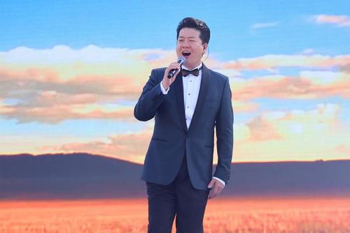 由青年男高音歌唱家王泽南演唱.