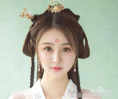 6 半盘发发型 适合长发女生,在头顶上扎一个马尾辫,盘起来,两边头发取