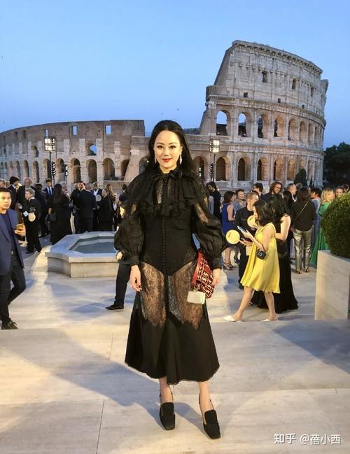 章小蕙在国外这么敢穿一袭蕾丝裙显出尤物身材哪像大婶的年纪