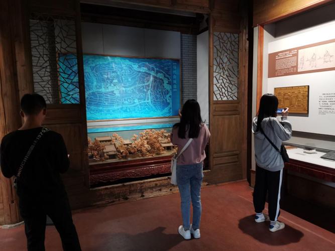 各小组成员参观和学习了林则徐虎门销烟事件的历史背景和事件过程,亲