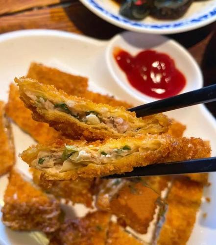 葱包肉  葱包肉是葱肉内馅的,一囗咬下去酥酥脆脆,口味绝佳,但是稍微