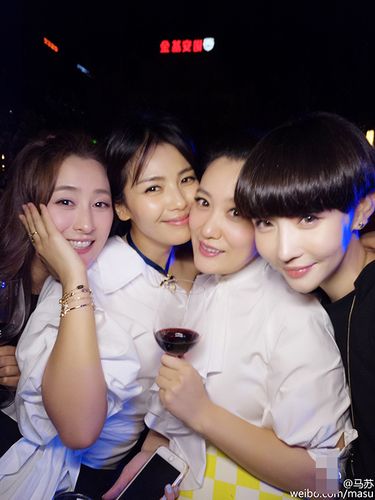 马苏晒合影为刘涛庆生 玩亲亲被"总攻"撩倒(图)