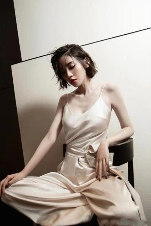 唐艺昕真敢穿,真空就敢上身渔网裙,真怕细线撑不住!