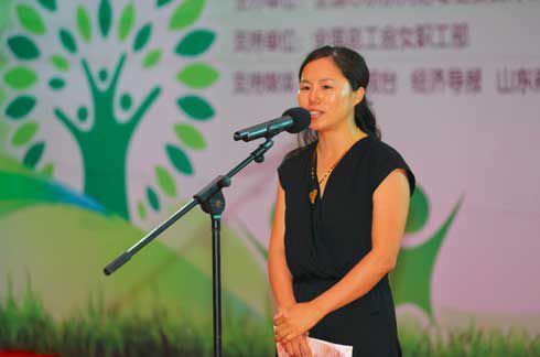 图为:全国心系活动组委会"心系女性"活动办公室主任李红霞出席活动并