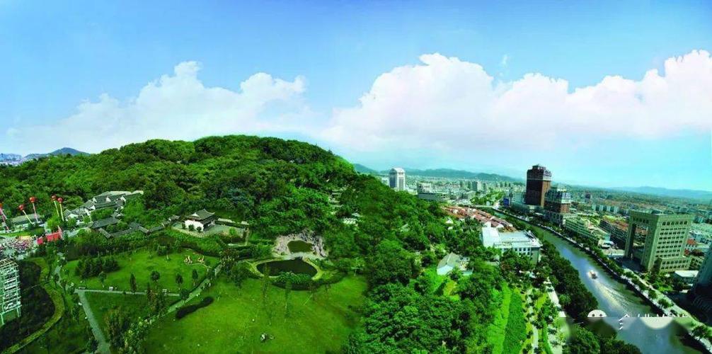 余姚龙泉山原名灵鳍山,又名山与山,因山腰有泉,终年不竭因而得名.