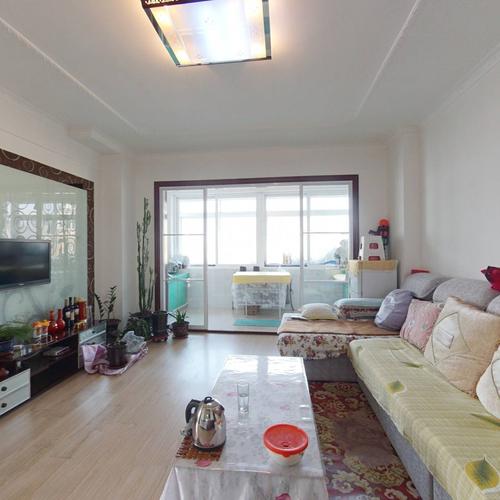 房子是南北通透户型,客厅开间大,采光充足.