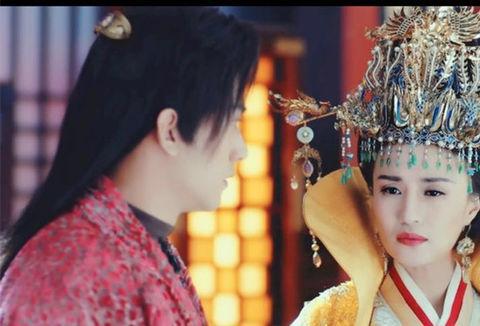 一部古装的电视剧,大概是皇后找返老还童的药,大结局皇后变年轻了,却
