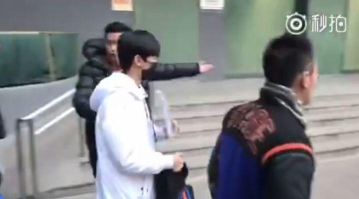 [tfboys][新闻]170218 王俊凯北电复试安全入场 小马哥全程陪护
