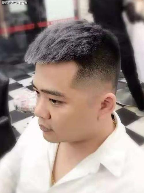 原创脸大的男生适合什么样的发型?试试这三种显瘦的发型,干练又酷帅