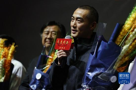 12月20日,演员艾东(右一)在电影《高铁作证》首映礼上与观众互动.