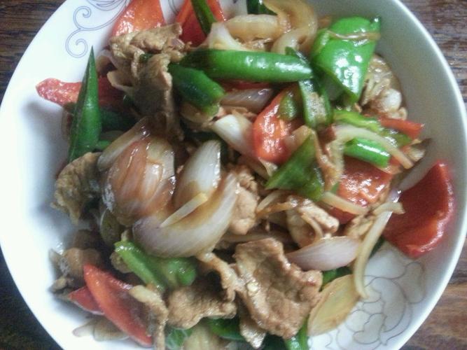 保持不,沾锅即可),放酱油少许,盐适量继续翻炒至洋葱熟,放鸡精,关火