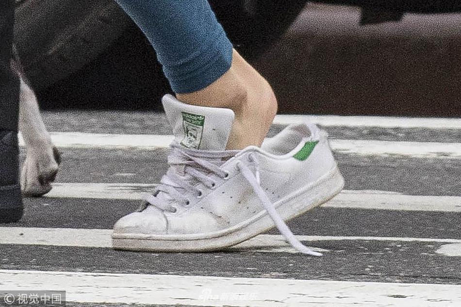 组图:西耶娜·米勒鞋带开了鞋子掉了 前夫专注遛狗背后护驾