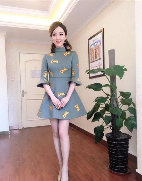 主持人余声在婚礼上献唱,穿红色束腰长裙,小蛮腰好吸睛!