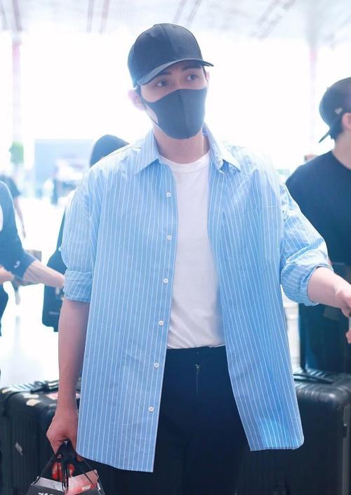 张彬彬现身机场,穿条纹衫黑长裤腿长一米八