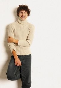 抱着手臂单腿站立的外国男孩