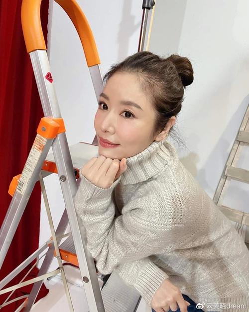 林心如下班图穿高领毛衣扎丸子头吃晚饭天然的头额骨真美翻了