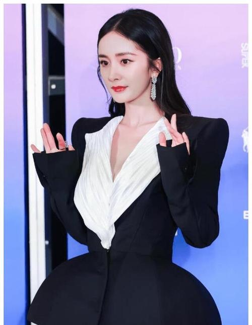 杨幂红毯造型惊艳,西装优雅漫画腿吸睛,照片冲进热榜前三