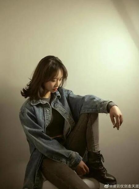 峨眉派大师姐马赵凌云提剑扔垃圾女侠火了