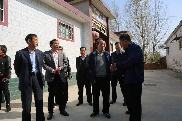 市人大常委会主任吴中阳到联系分包的伊川县吕店镇调研指导脱贫攻坚