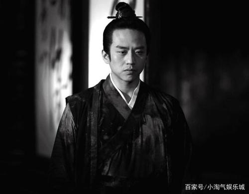 实力派男演员邓超的古装装扮,褪去搞笑幽默多了淡定