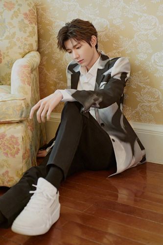 壁纸:帅气王源穿西装,简直帅炸了