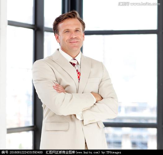 抱着胳膊的业务经理