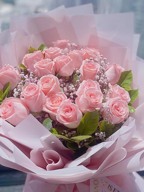 520收到的一束匿名者送的花不知道是什么玫瑰