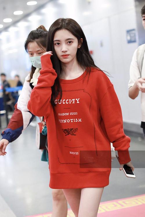 鞠婧祎穿红色卫衣现身玩下衣失踪秀美腿 红唇肤白撩发魅力十足