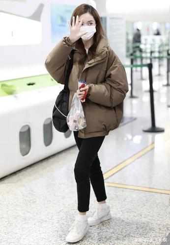 31岁的金晨气质真好,咖啡色羽绒服搭黑色紧身裤,简单