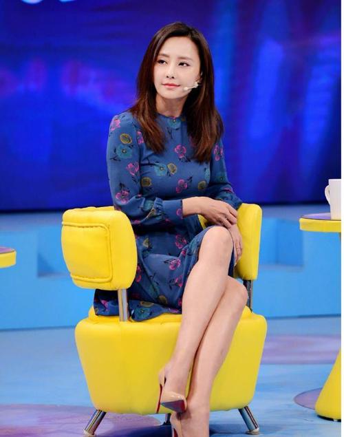 马雅舒二婚后依旧很美,穿印花裙散发成熟魅力,真是越老越迷人