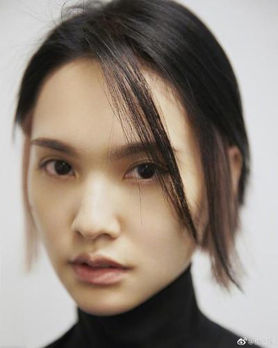 杨丞琳换发型了,发丝流畅的曲线十分美妙