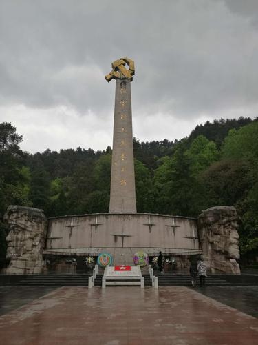 凤凰山上的红军烈士纪念碑.