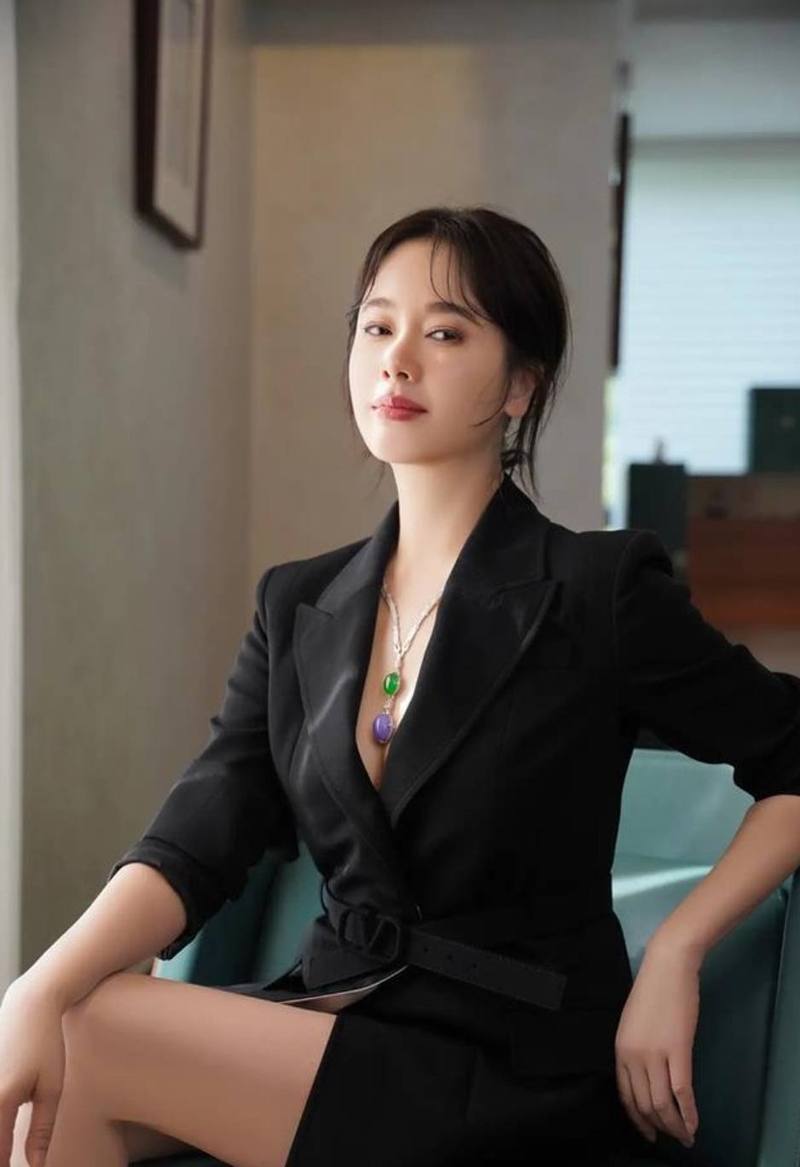 原创左小青换发型好显年轻,真空穿西装罕见秀曲线,普通阿姨没这气质