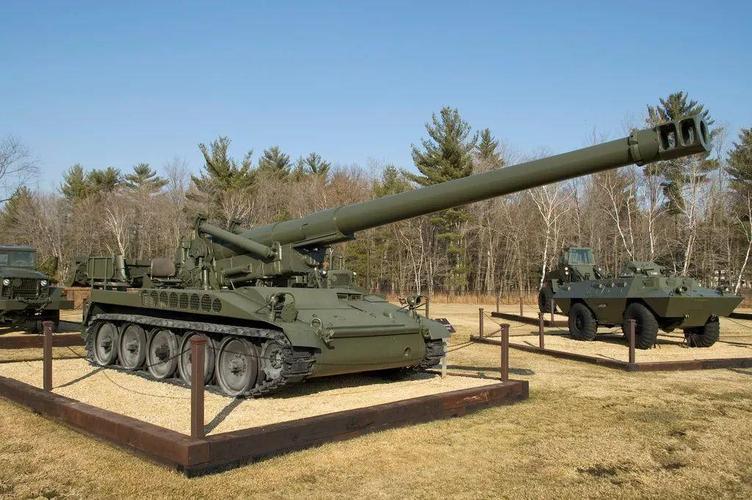 其后来还在美制175mm自行火炮的底盘上加装了203毫米牵引榴弹炮的炮身