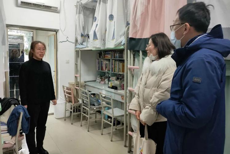 国际关系学院领导深入学生宿舍走访慰问学生