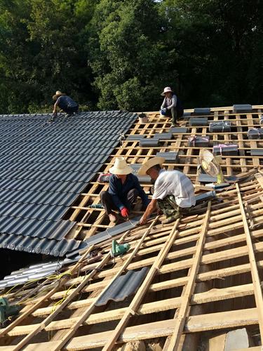 正在屋面盖瓦片工作