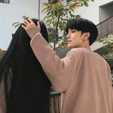 2019qq个性情侣头像亲吻暧昧学生图片你的全世界必须只有我