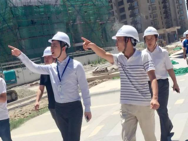 丁泽成在工地现场视察